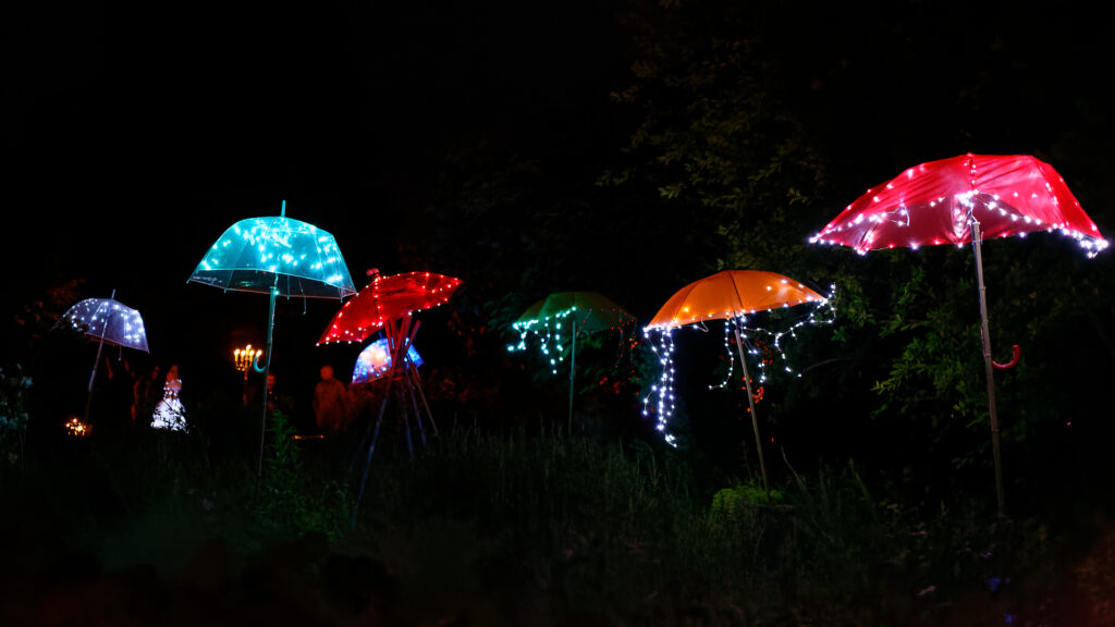 Jardin du crépuscule - promenade immersive dans un jardin privée. Son, lumière, artiste, installation scénographique, ambiance olfactive. Produit et réalisé par l'association Scène Sur Loing