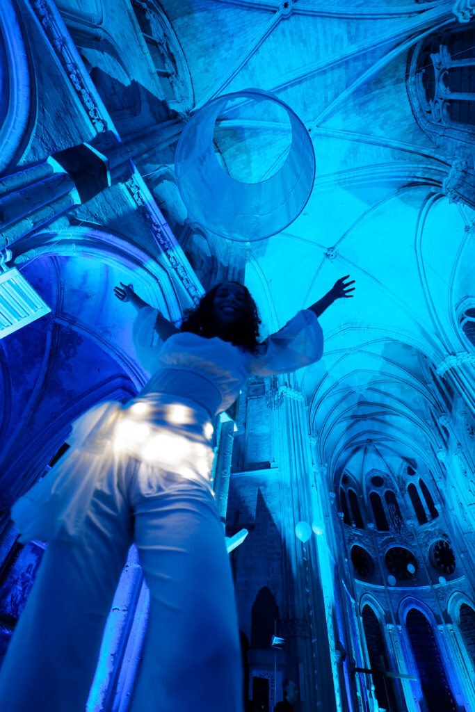 ELEMENTS - Son et lumière immersif dans une église produit et réalisé par l'association Scène Sur Loing