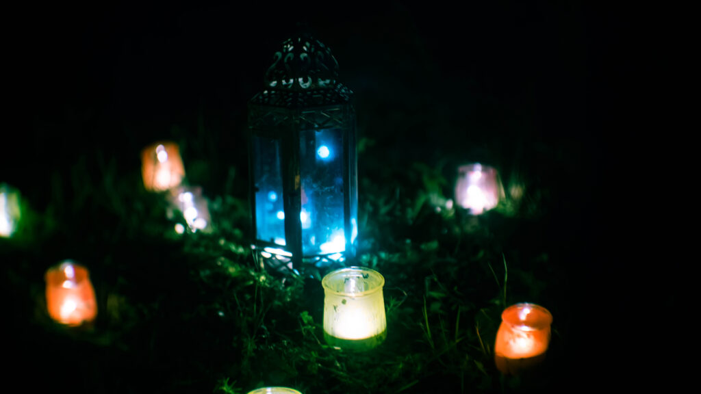 Jardin du crépuscule - promenade immersive dans un jardin privée. Son, lumière, artiste, installation scénographique, ambiance olfactive. Produit et réalisé par l'association Scène Sur Loing