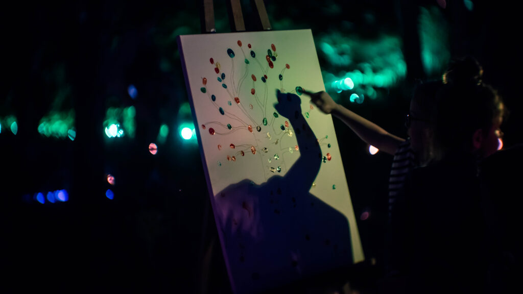 Jardin du crépuscule - promenade immersive dans un jardin privée. Son, lumière, artiste, installation scénographique, ambiance olfactive. Produit et réalisé par l'association Scène Sur Loing