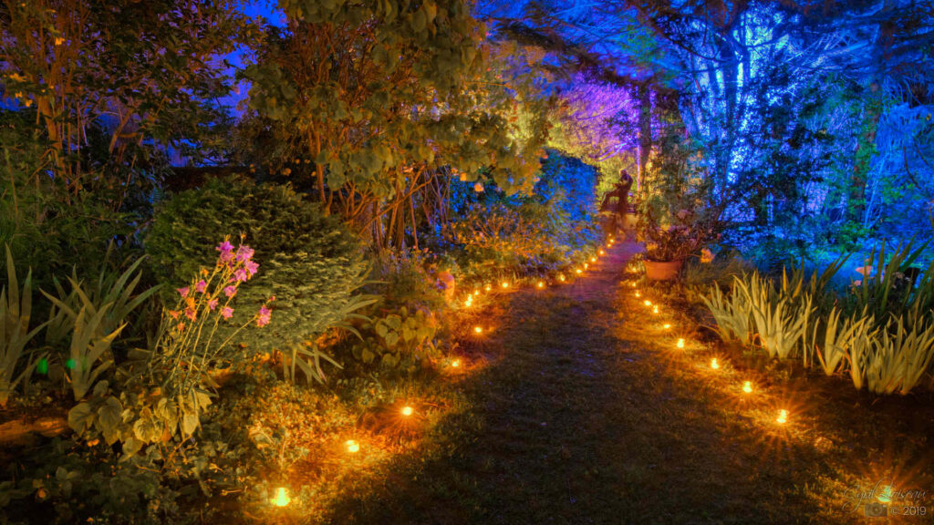 Jardin du crépuscule - promenade immersive dans un jardin privée. Son, lumière, artiste, installation scénographique, ambiance olfactive. Produit et réalisé par l'association Scène Sur Loing