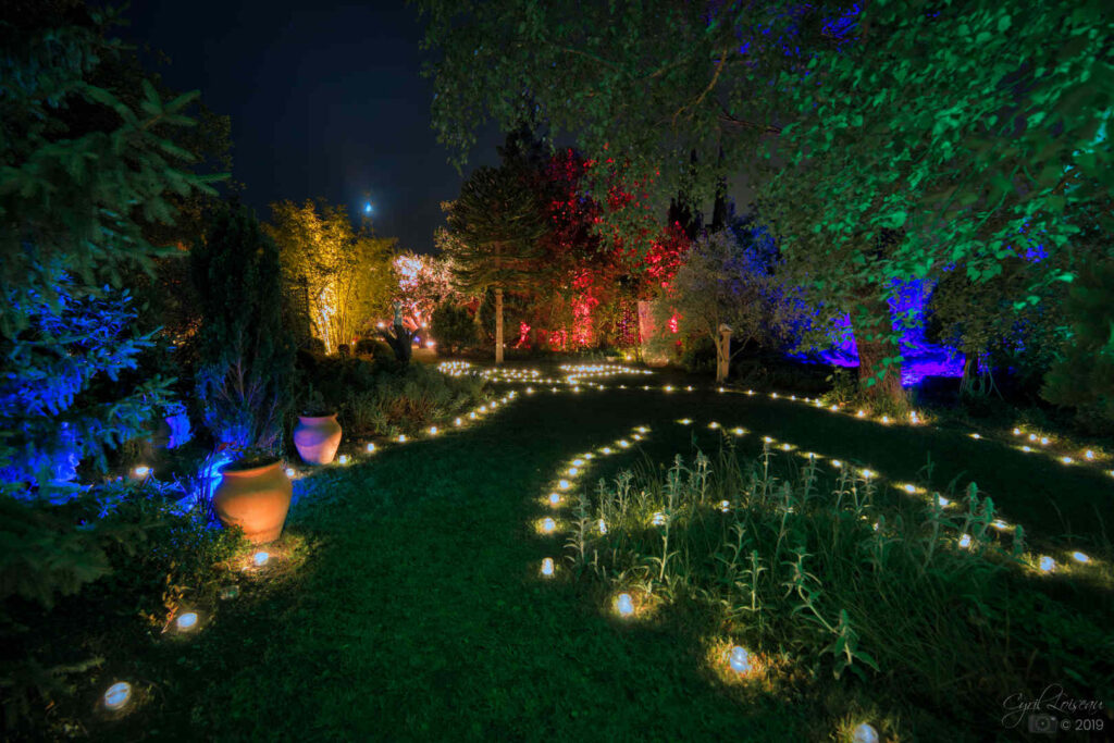 Jardin du crépuscule - promenade immersive dans un jardin privée. Son, lumière, artiste, installation scénographique, ambiance olfactive. Produit et réalisé par l'association Scène Sur Loing