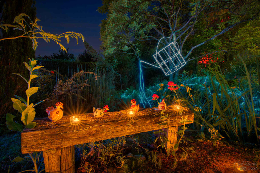 Jardin du crépuscule - promenade immersive dans un jardin privée. Son, lumière, artiste, installation scénographique, ambiance olfactive. Produit et réalisé par l'association Scène Sur Loing
