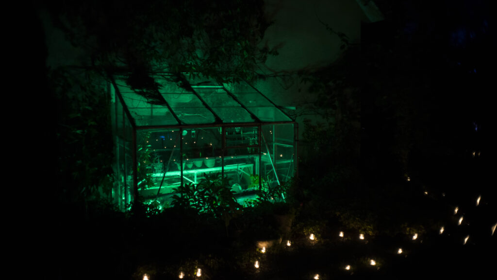 Jardin du crépuscule - promenade immersive dans un jardin privée. Son, lumière, artiste, installation scénographique, ambiance olfactive. Produit et réalisé par l'association Scène Sur Loing