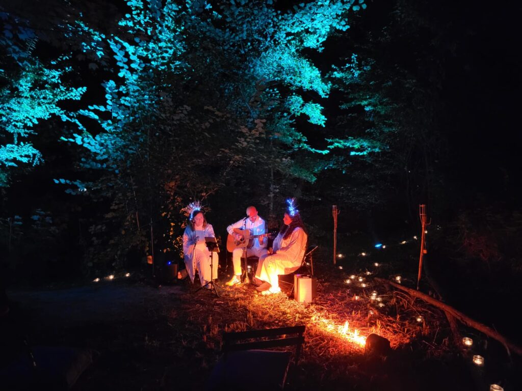 Forêt du crépuscule. Promenade immersive son et lumière dans une forêt ponctué de danse, chant, comédien...produit et réalisé par Scène Sur Loiing