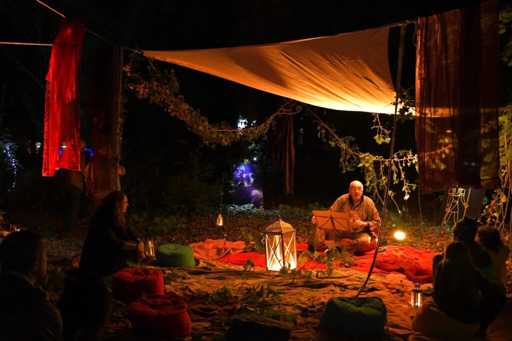 Forêt du crépuscule. Promenade immersive son et lumière dans une forêt ponctué de danse, chant, comédien...produit et réalisé par Scène Sur Loiing