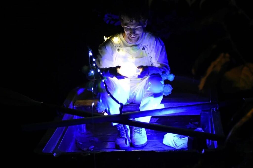Forêt du crépuscule. Promenade immersive son et lumière dans une forêt ponctué de danse, chant, comédien...produit et réalisé par Scène Sur Loiing